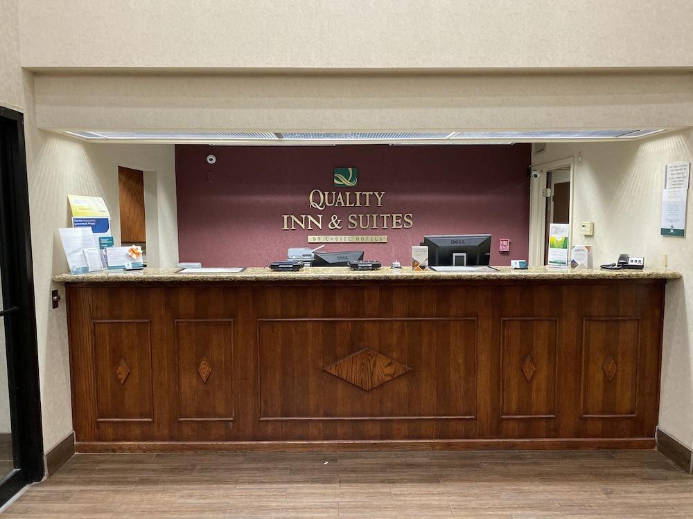 Quality Inn & Suites פיין בלאף מראה חיצוני תמונה