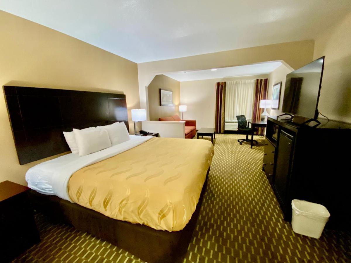 Quality Inn & Suites פיין בלאף מראה חיצוני תמונה