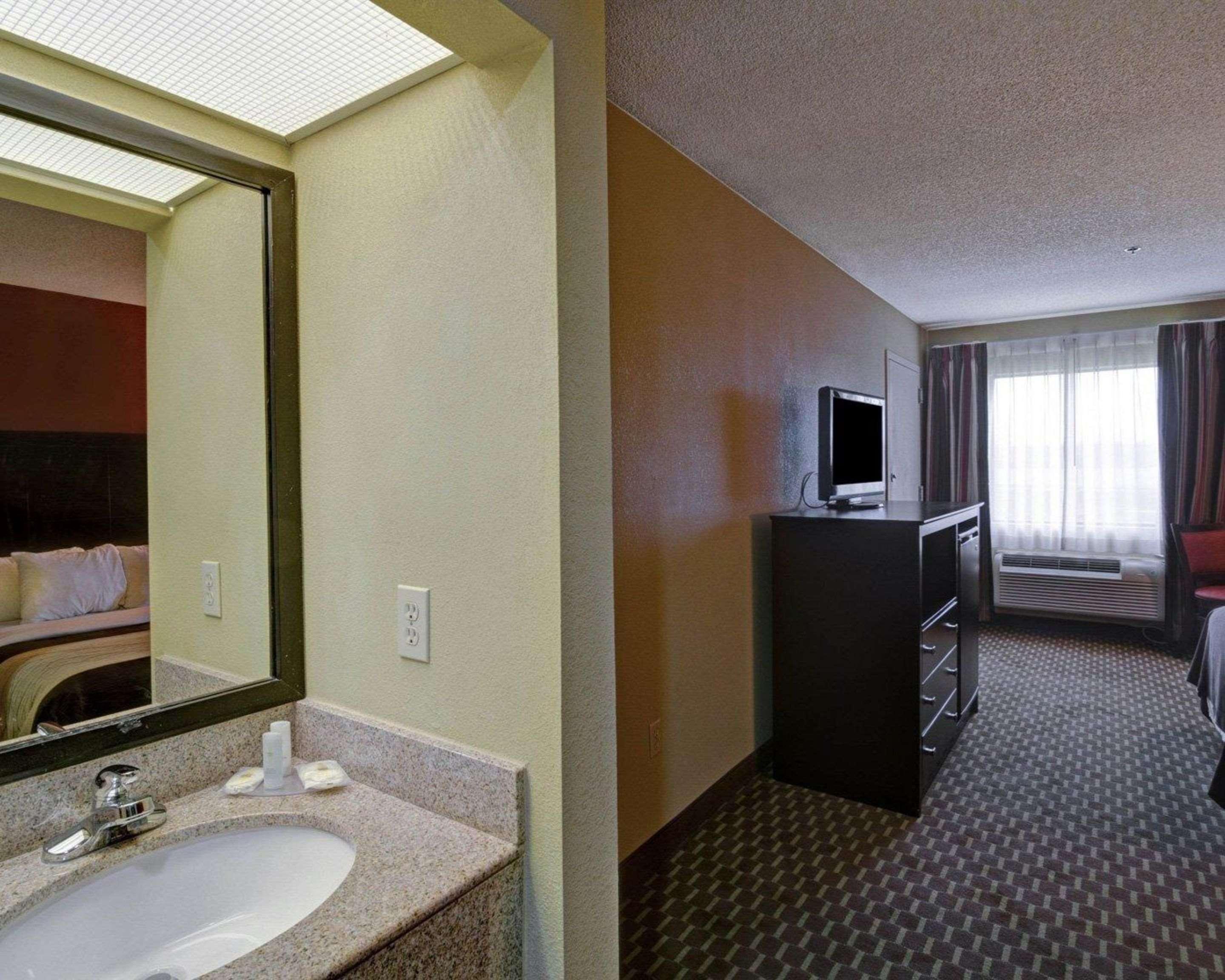 Quality Inn & Suites פיין בלאף מראה חיצוני תמונה